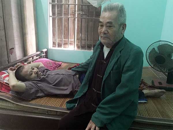 Thương binh Nguyễn Quang Cảnh 43 năm nuôi con bại liệt