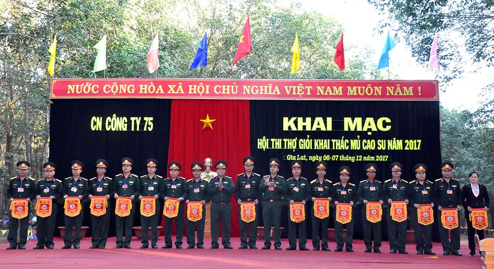 Trao giải “Bàn tay vàng” năm 2017 cho tuyển thủ Văn Đức Sơn