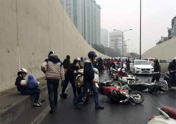 Nguyên nhân hàng loạt xe máy bị đổ ở hầm chui Kim Liên là do trơn trượt