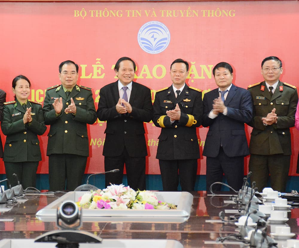 Tặng 3.000 cuốn lịch bloc cho một số đơn vị quân đội