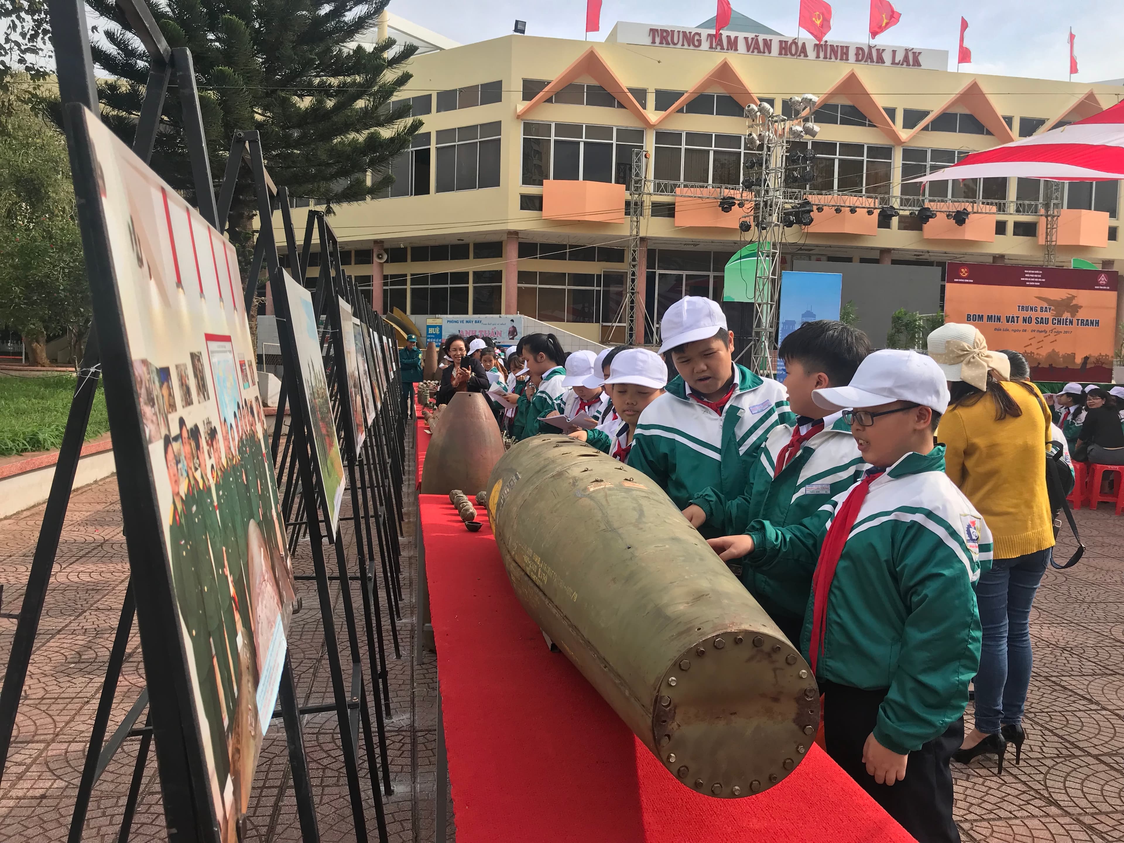 Trưng bày “Chung tay khắc phục hậu quả bom mìn, vật nổ sau chiến tranh vì cuộc sống bình yên”