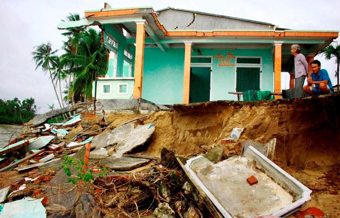 Sạt lở nghiêm trọng đe dọa tính mạng, tài sản người dân
