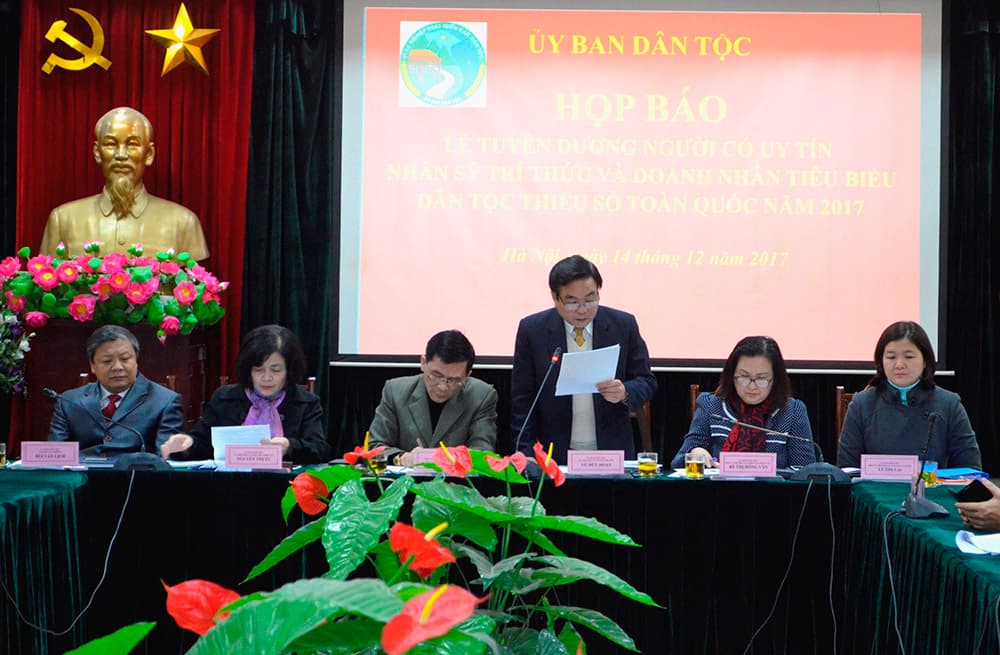 Tuyên dương người có uy tín, nhân sĩ trí thức và doanh nhân tiêu biểu dân tộc thiểu số