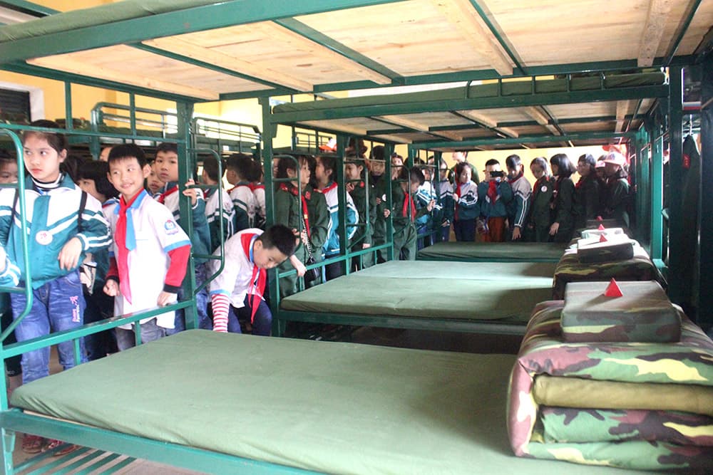 Giáo viên và học sinh tham quan tại Sư đoàn 324 (Quân khu 4)
