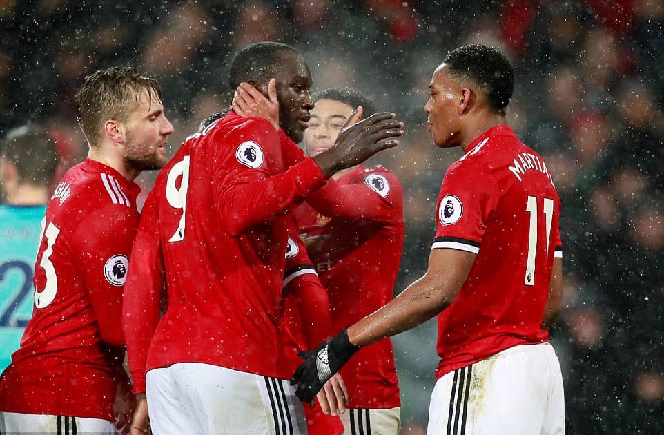 MU tiếp tục bám đuổi Man City, Liverpool và Arsenal phải chia điểm