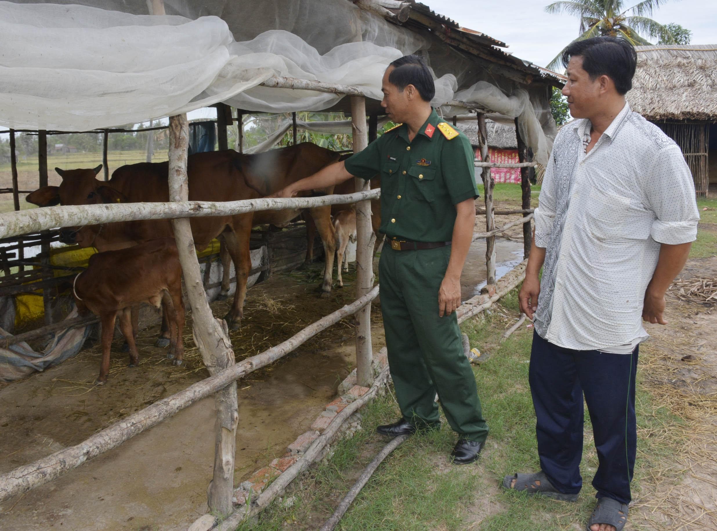 Giúp dân chuyển hướng làm ăn
