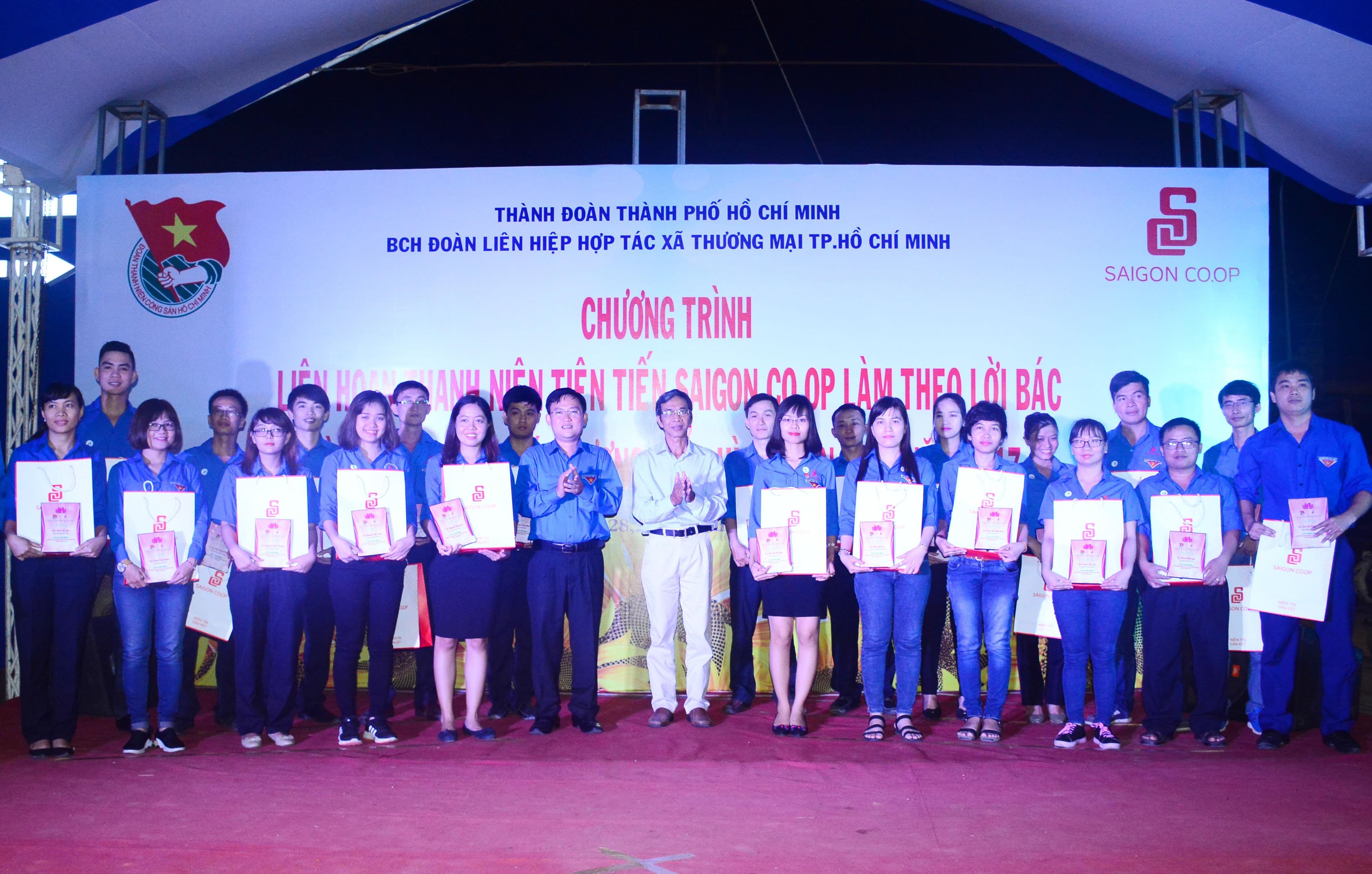 Coi trọng tuyên dương các điển hình làm theo gương Bác