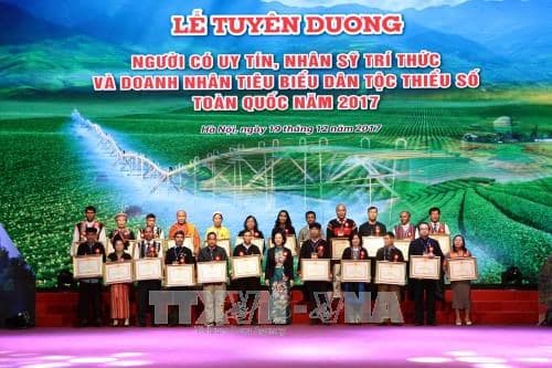 Tuyên dương người có uy tín, nhân sĩ, trí thức, doanh nhân tiêu biểu người dân tộc thiểu số