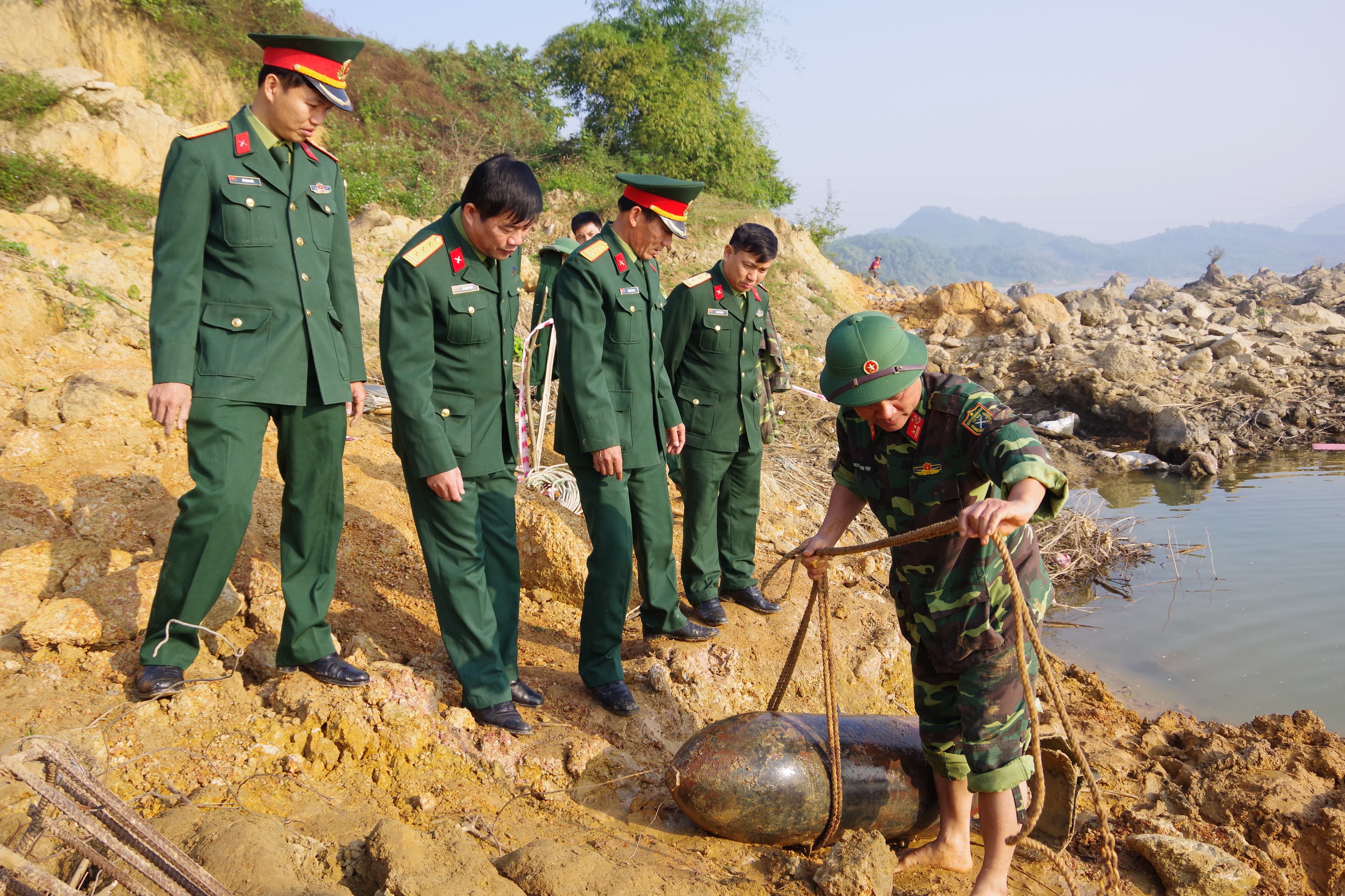 Bộ CHQS tỉnh Tuyên Quang hủy nổ thành công quả bom 750 cân Anh