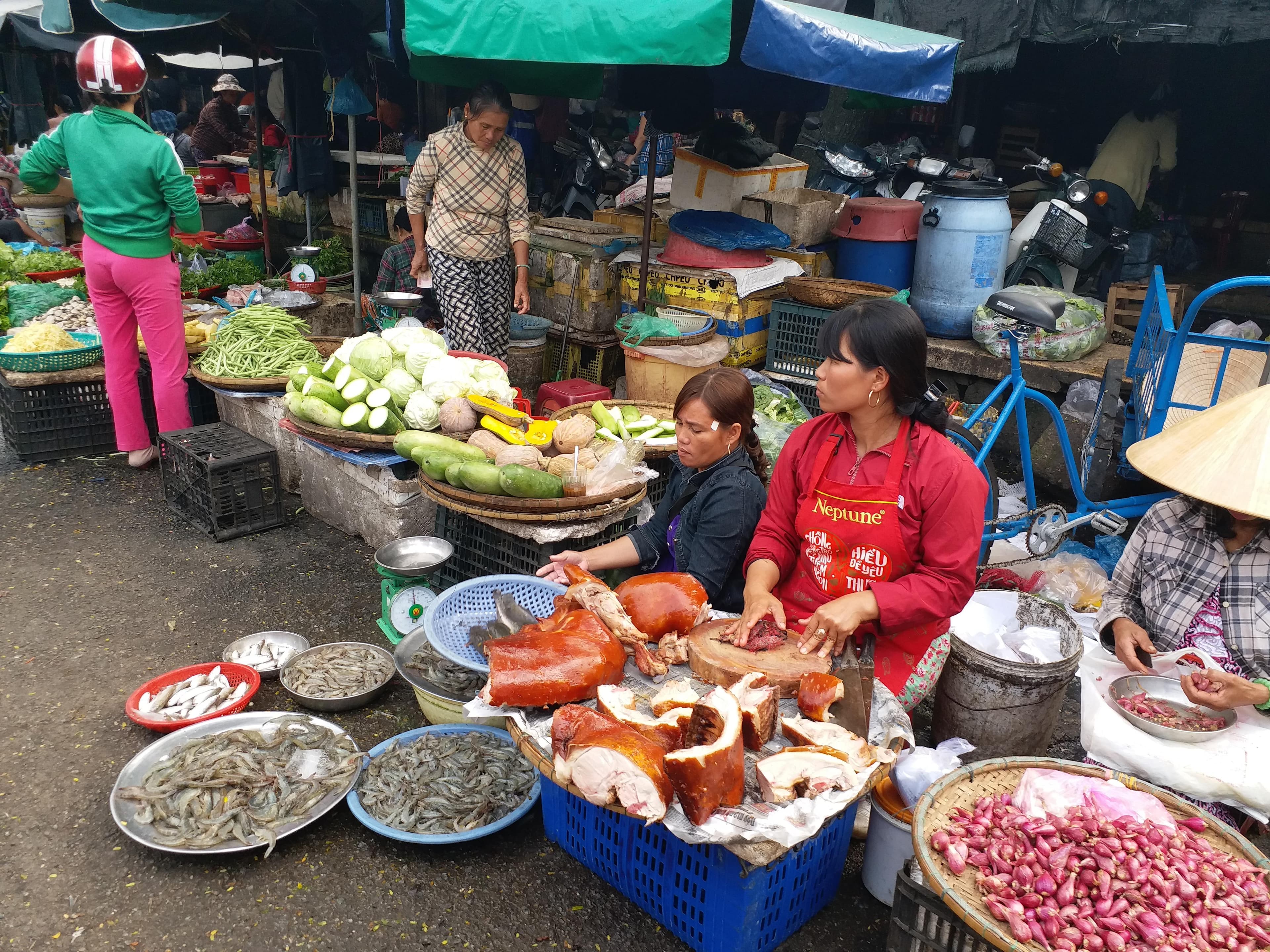 Bán thực phẩm không bảo đảm vệ sinh tại chợ Đông Ba