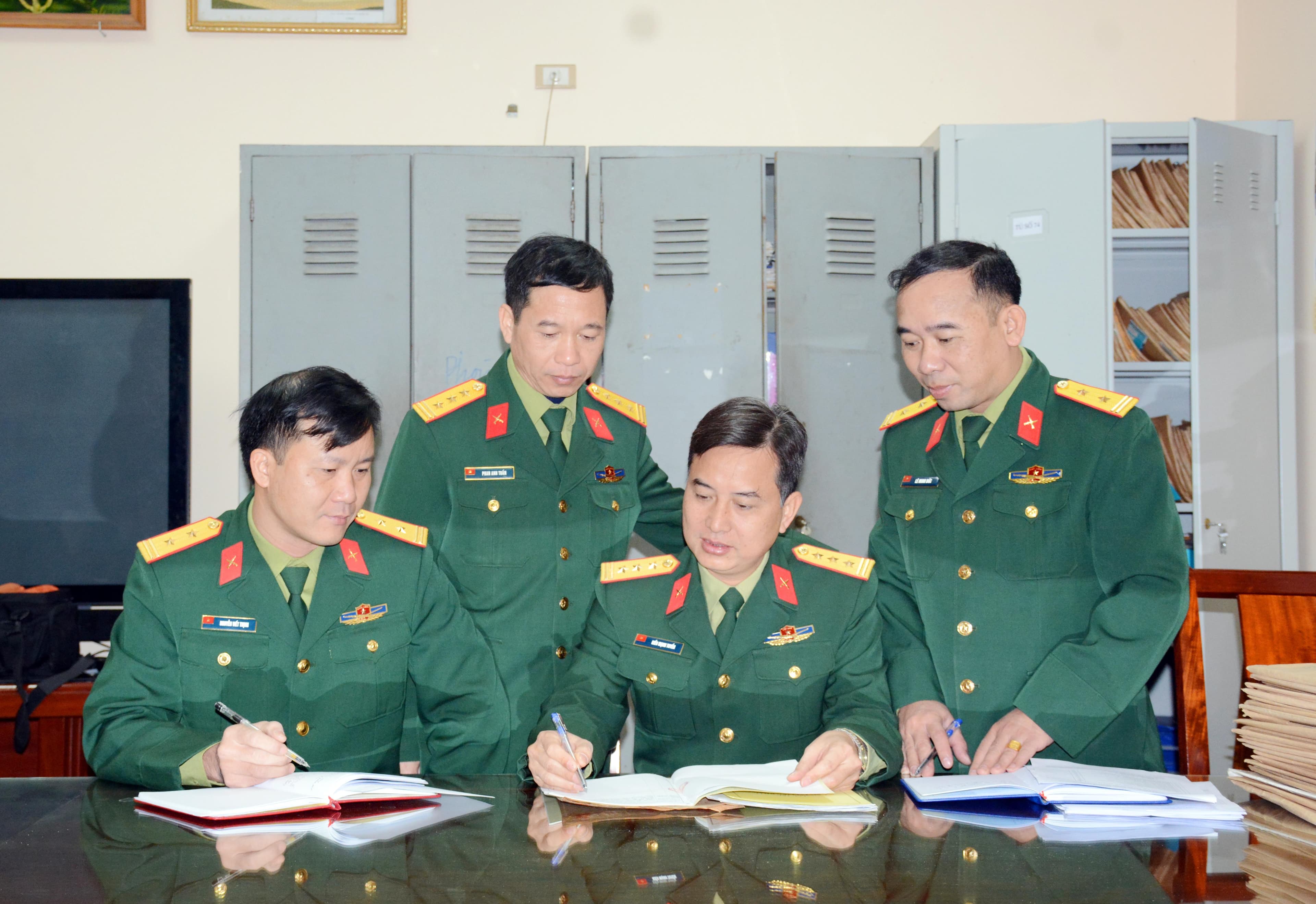 Gương mẫu học tập và làm theo Bác Hồ