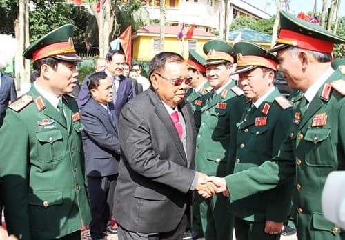 Tổng Bí thư, Chủ tịch nước CHDCND Lào Bun-nhăng Vo-la-chít thăm Bộ tư lệnh Quân khu 4