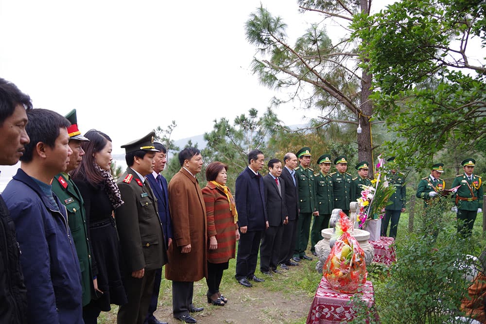 Đông đảo du khách viếng mộ Đại tướng Võ Nguyên Giáp nhân dịp 22-12
