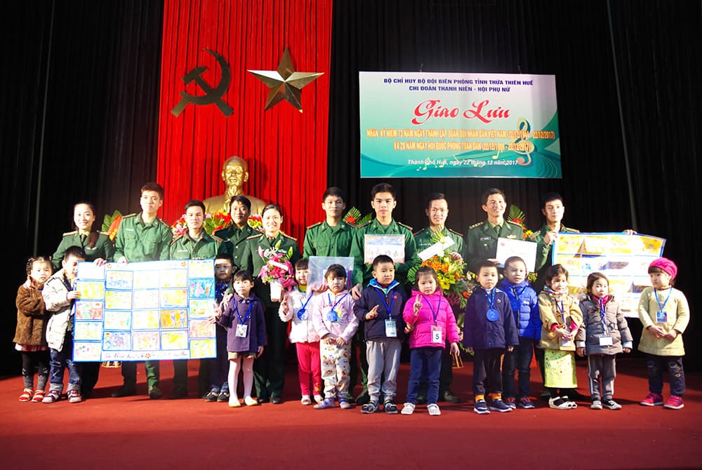 Cô và trò trường mầm non Hoa Mai tham quan BĐBP Thừa Thiên Huế