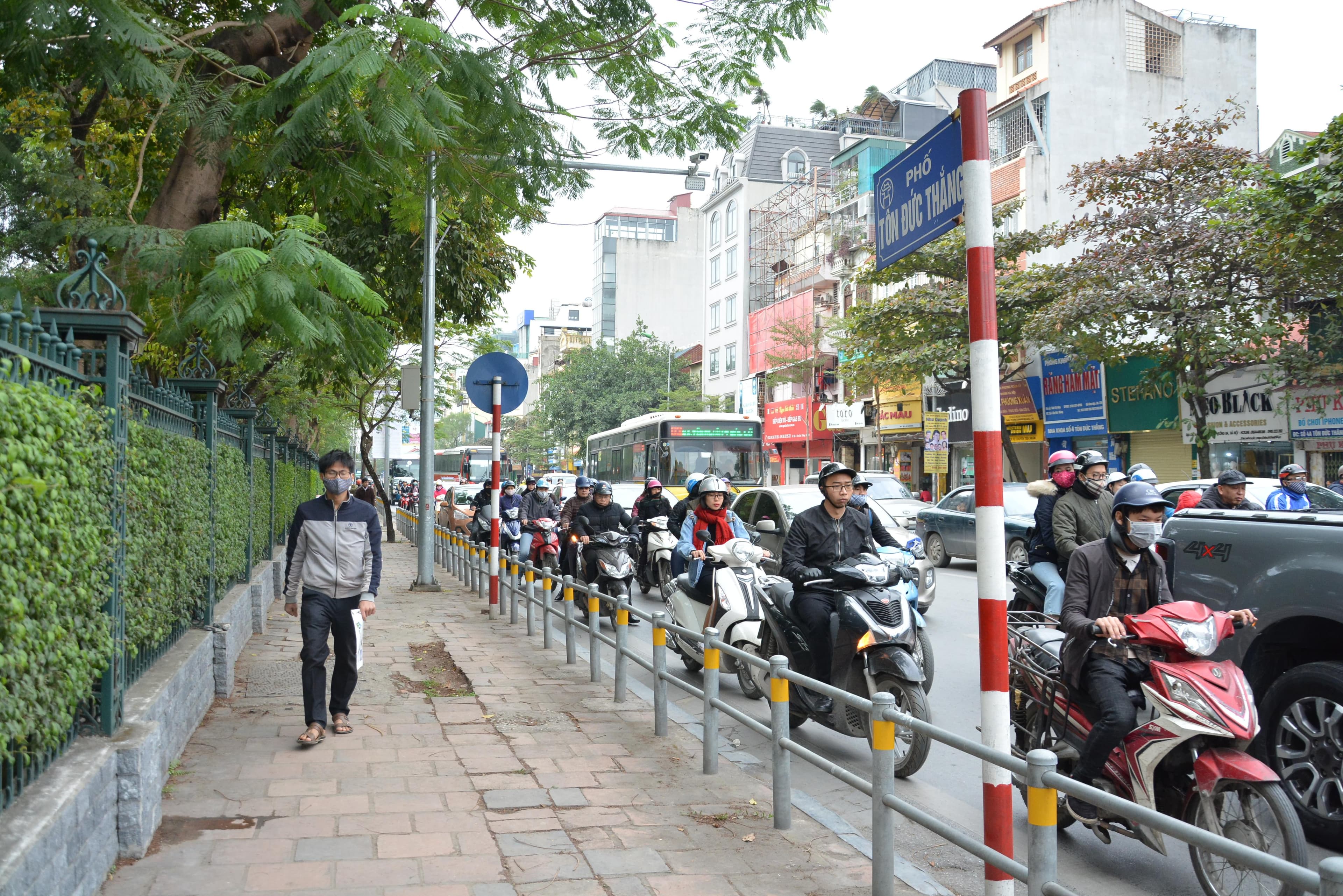 Bất cập khi lắp ba-ri-e trên vỉa hè