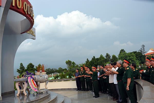 I- Cuộc đối thoại bên bức tường lở