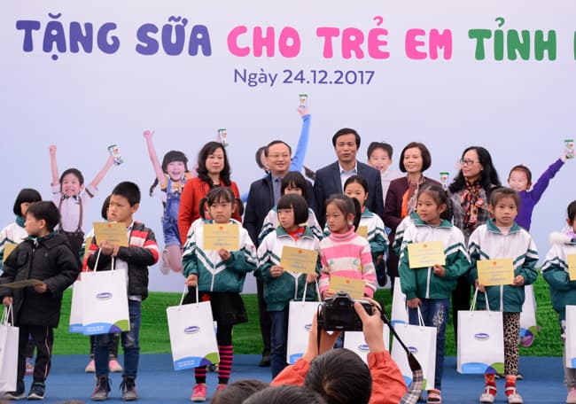 Gần 70.500 ly sữa được trao tặng cho trẻ em Hưng Yên