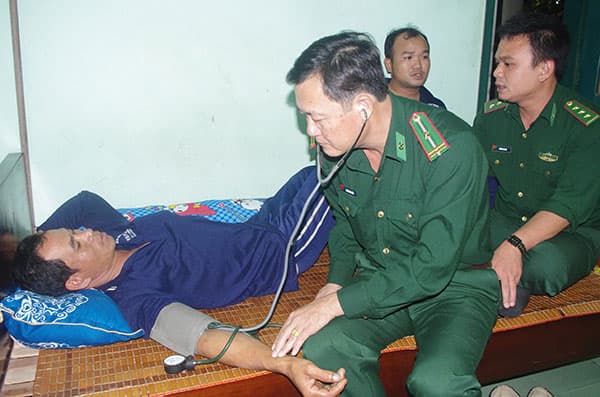 Cứu 6 ngư dân gặp nạn vào bờ