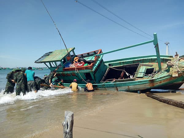 Cán bộ, chiến sĩ Biên phòng Kiên Giang bám địa bàn cùng dân phòng, chống bão
