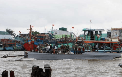 Hướng dẫn tàu thuyền ra biển đảm bảo trật tự, an toàn sau bão
