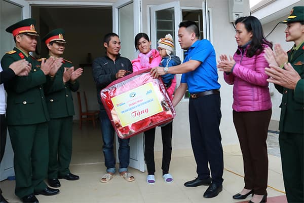 Ấm tình quân dân trên tuyến đảo Đông Bắc