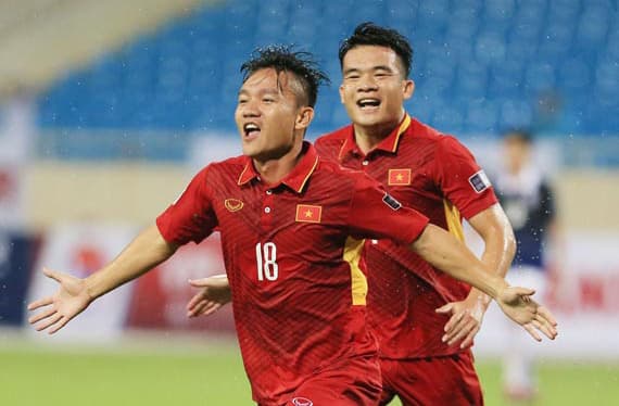 Thanh Trung và Kiều Trinh đoạt Quả bóng vàng Việt Nam 2017