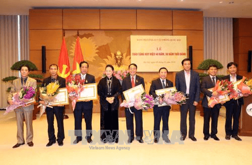 Chủ tịch Quốc hội Nguyễn Thị Kim Ngân trao Huy hiệu Đảng tặng đảng viên Đảng bộ cơ quan Văn phòng Quốc hội