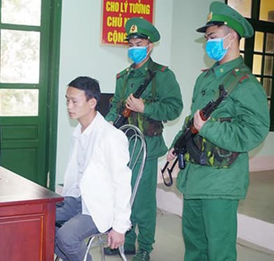 Bắt đối tượng vận chuyển 20 bánh heroin qua biên giới