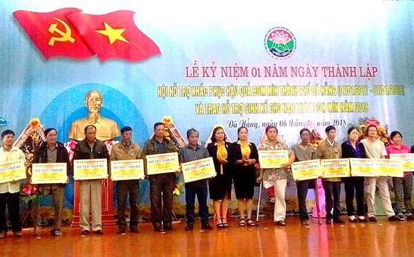 Đà Nẵng hỗ trợ sinh kế cho nạn nhân bom mìn với số tiền 990 triệu đồng