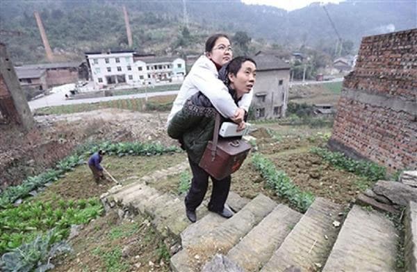 Tấm lòng của bác sĩ khuyết tật