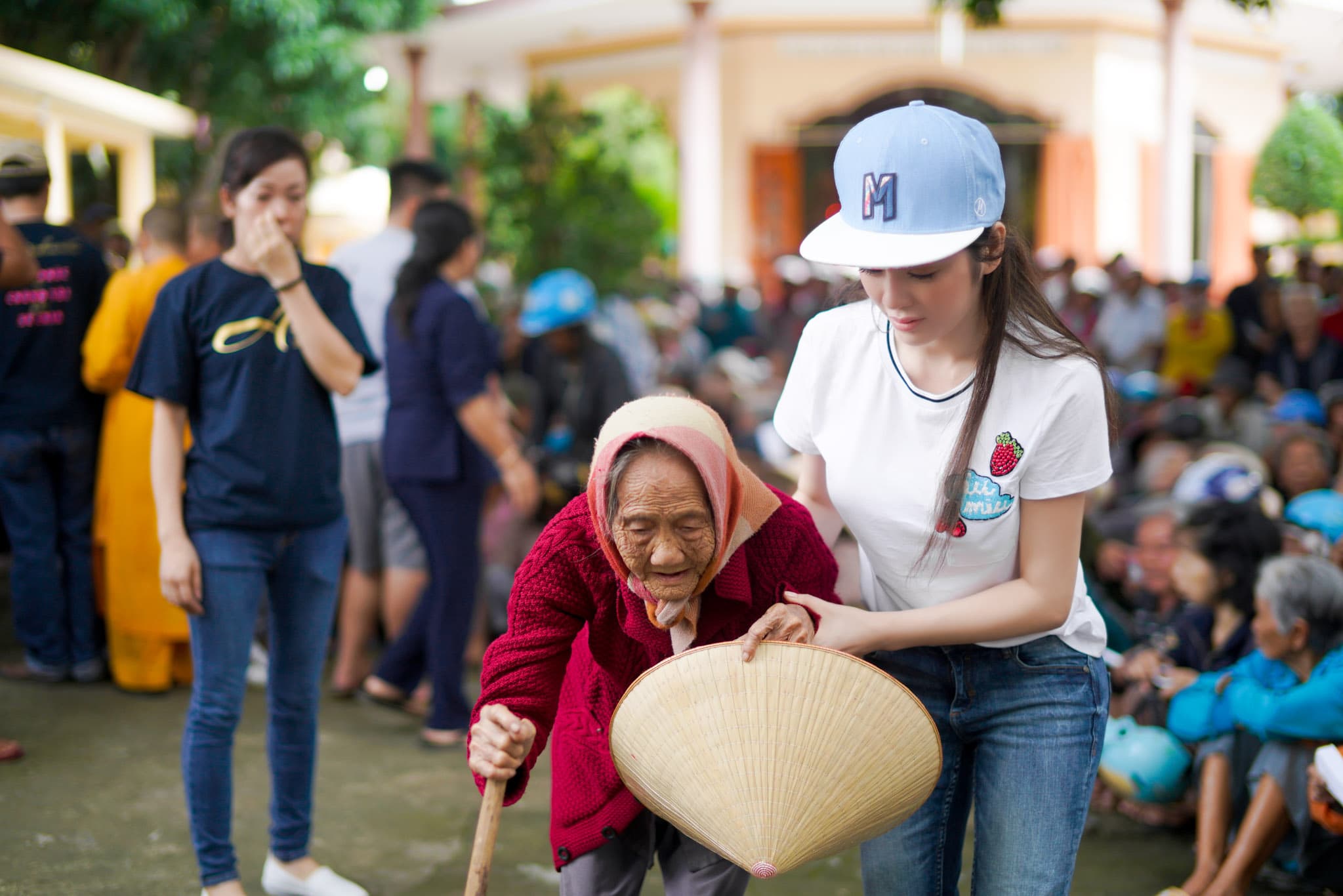 Diễn viên Lý Nhã Kỳ làm từ thiện ủng hộ đồng bào vùng lũ