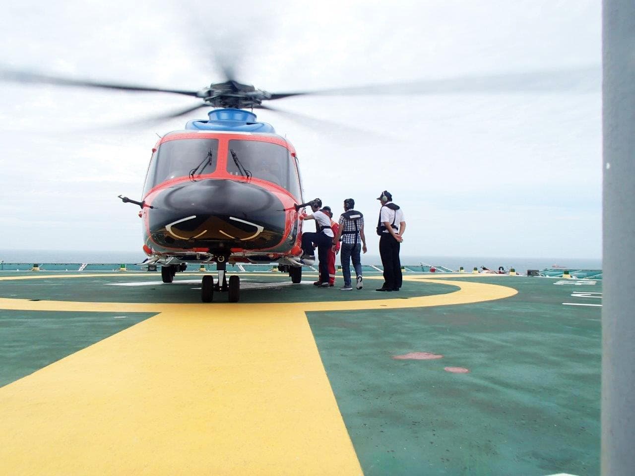 Những cánh bay sơ tán người tránh bão