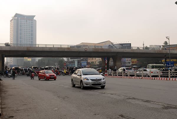 Hà Nội cấm xe Uber, Grab trên một số tuyến phố giờ cao điểm
