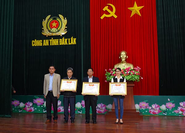 Trao Bằng Tổ quốc ghi công cho 3 liệt sĩ hi sinh trong vụ nổ tại trụ sở Công an Đắk Lắk
