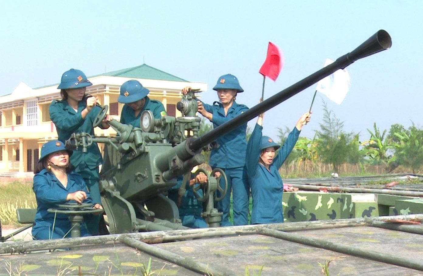 Những bông hoa bên mâm pháo