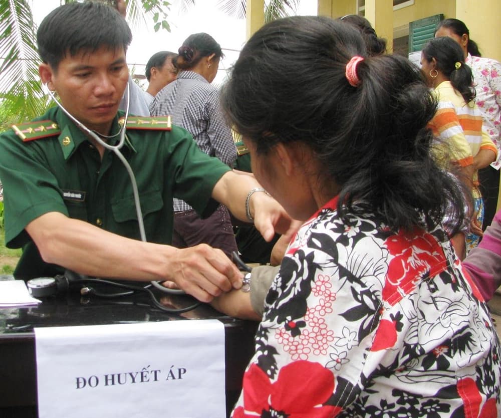Khám bệnh, cấp thuốc miễn phí và tặng quà cho phụ nữ nghèo nơi biên giới