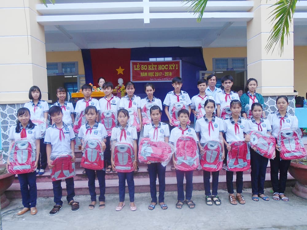 Báo Quân đội nhân dân tặng quà các học sinh giỏi tại Vĩnh Long