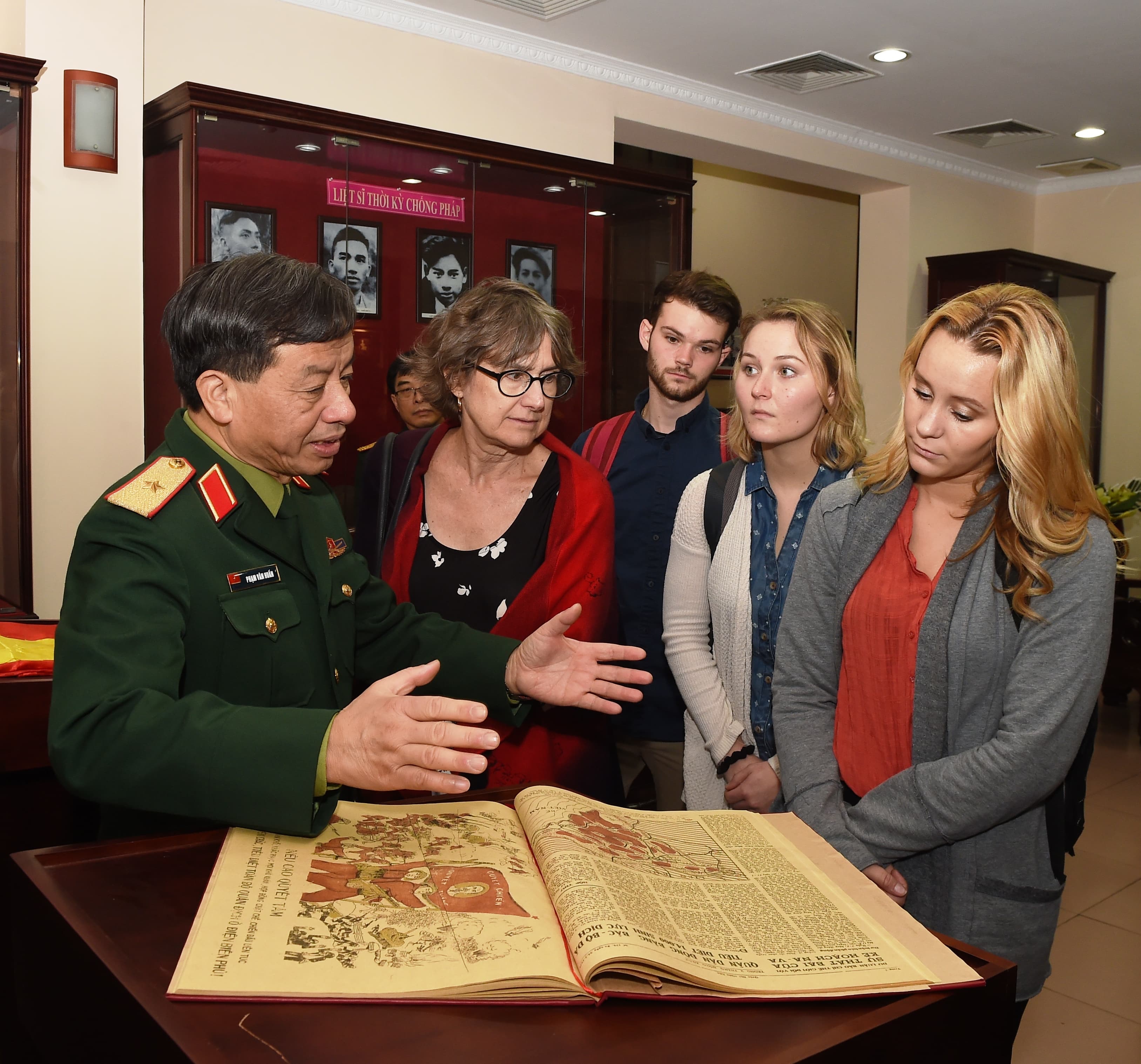 Đoàn giảng viên và sinh viên Đại học George Mason (Hoa Kỳ) thăm, làm việc với Báo Quân đội nhân dân