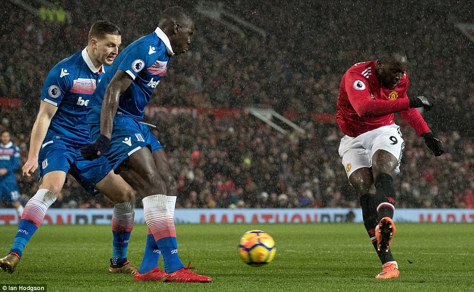 Thắng dễ Stoke, MU tiếp tục bám đuổi Man City