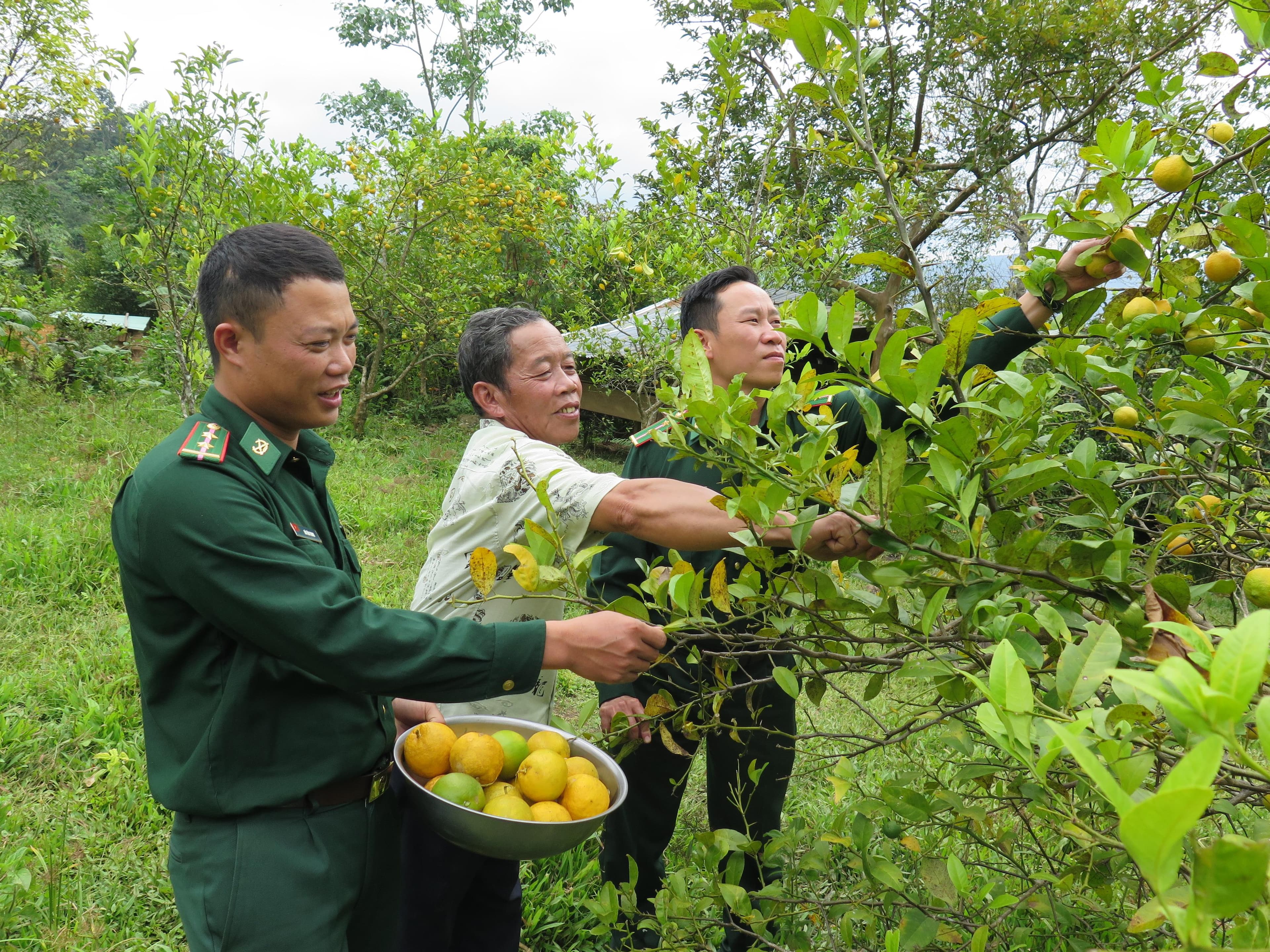 Tình quân dân nơi “cổng trời”