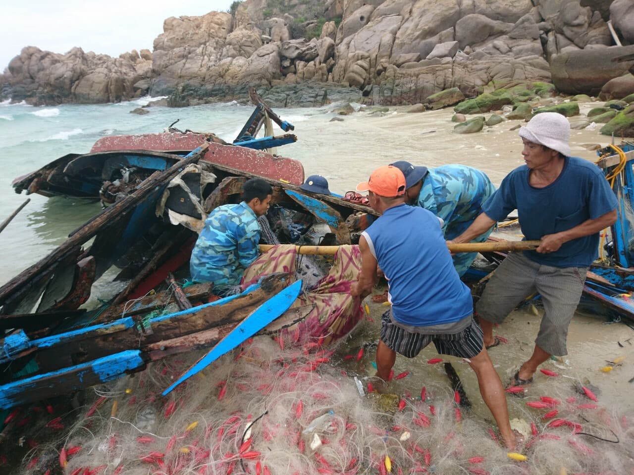 Vùng 4 Hải quân cứu hộ, cứu nạn kịp thời tàu cá bị nạn trên biển