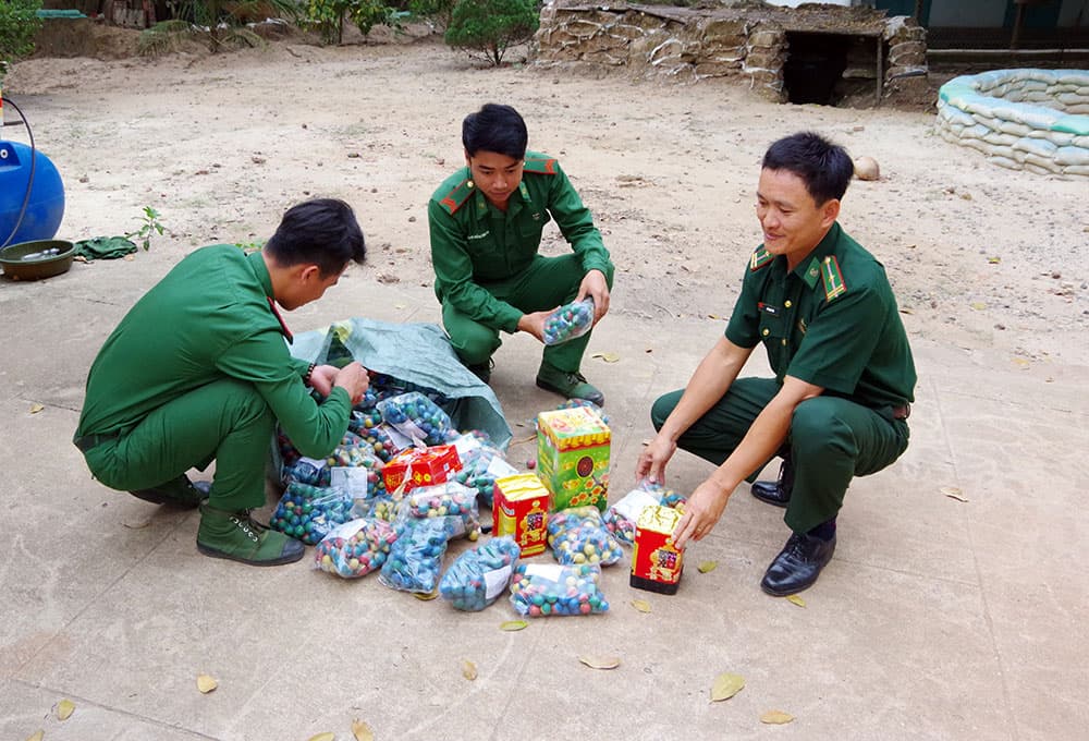 Bộ đội Biên phòng Tây Ninh thu giữ pháo lậu trái phép