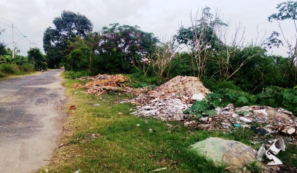 Bãi rác tự phát gần khu di tích