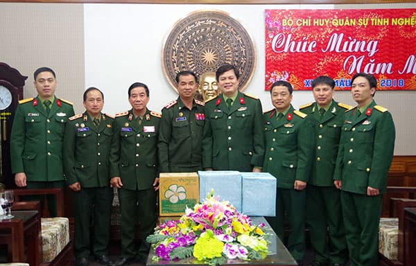 Bộ CHQS tỉnh Hủa Phăn nước bạn Lào chúc Tết Bộ CHQS tỉnh Nghệ An
