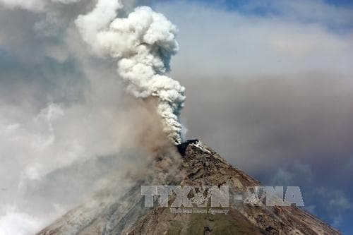 Philippines: Hàng chục nghìn người phải sơ tán vì núi lửa Mayon phun trào