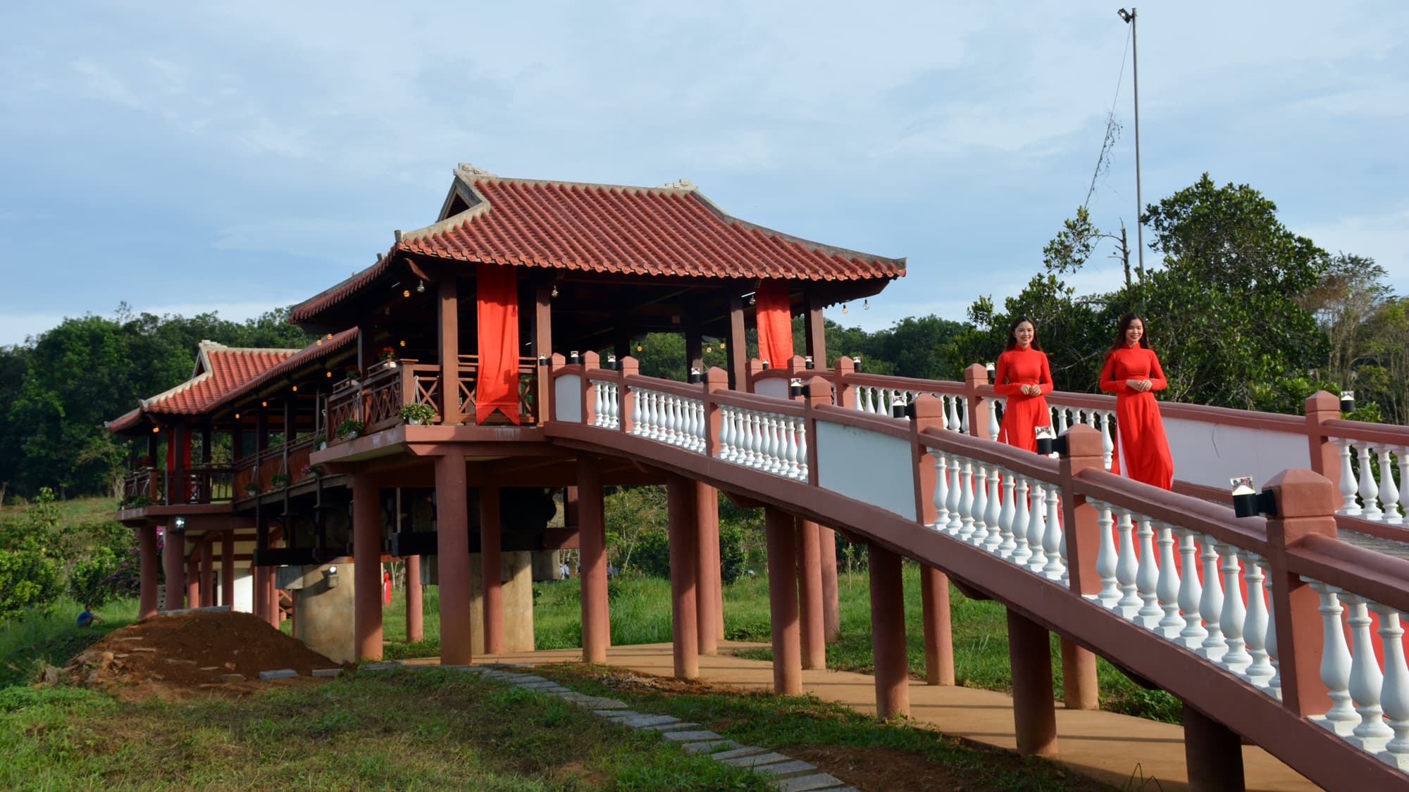 Cận cảnh cây cầu ngói độc mộc kỷ lục Việt Nam