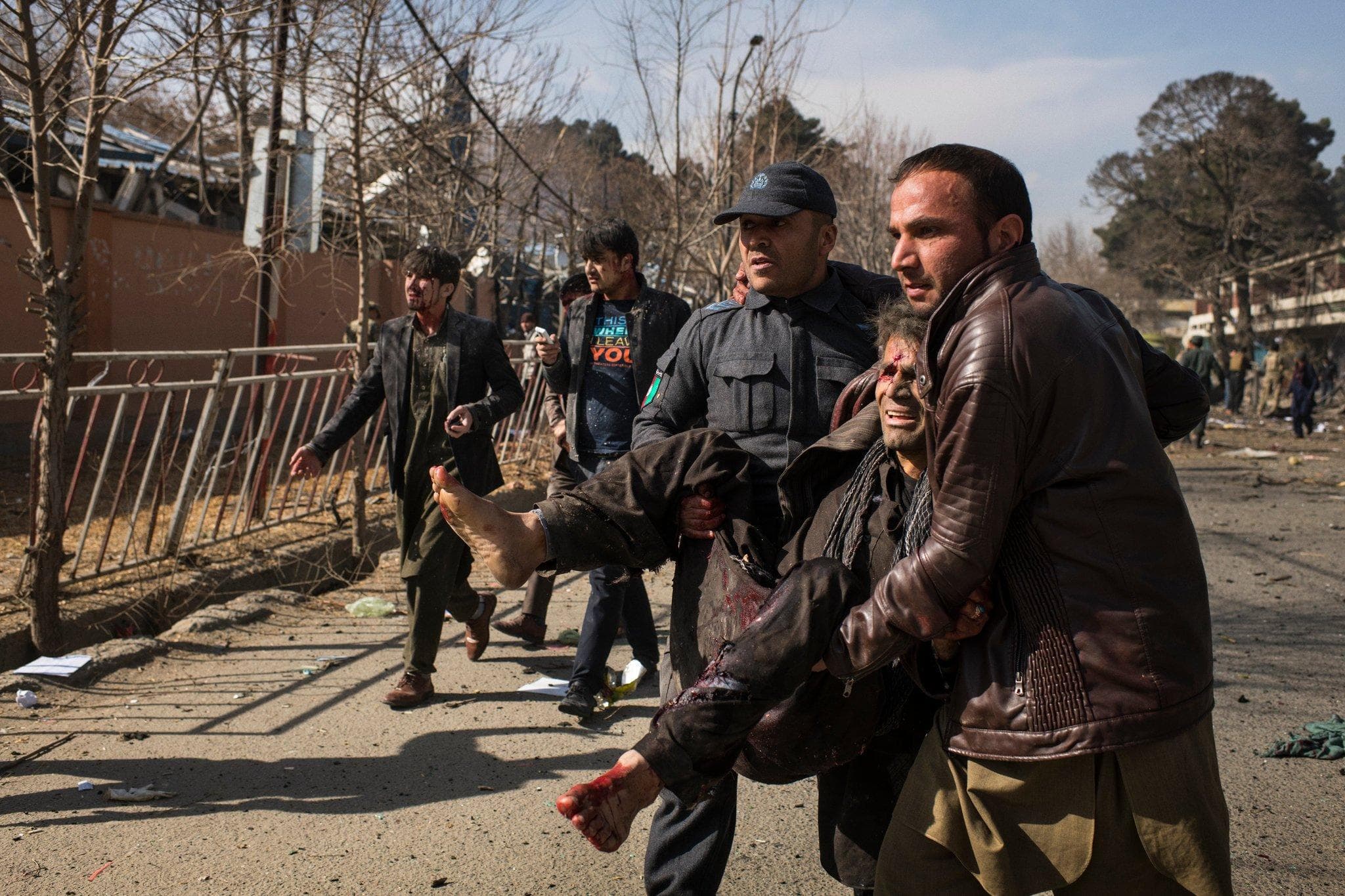 Đánh bom rung chuyển Afghanistan