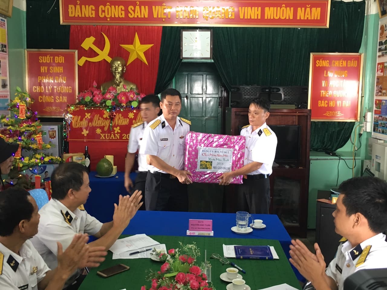 Thăm, tặng quà Tết cán bộ, chiến sĩ Nhà giàn DK1/10