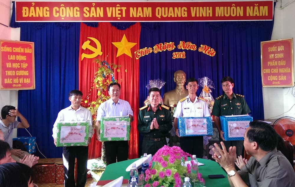 Thăm, chúc tết cán bộ, chiến sĩ đảo Thổ Chu