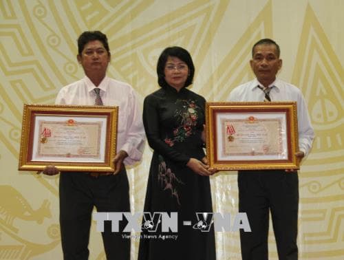 Phó chủ tịch nước Đặng Thị Ngọc Thịnh dự Lễ trao Huân chương Độc lập cho các gia đình liệt sĩ tại Tiền Giang